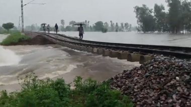 Uttar Pradesh Heavy Rainfall: भारी बारिश के चलते पीलीभीत में रेलवे ट्रैक के नीचे का पुल बहा, रूट की ट्रेनें की गई रद्द- Video