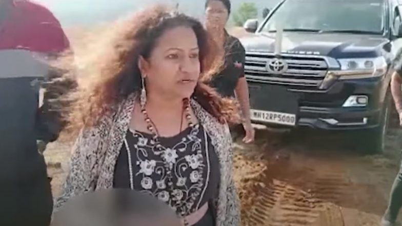 IAS Pooja Khedkar: ट्रेनी आईएएस अधिकारी पूजा खेडकर के बाद मां मनोरमा विवादों में, पुणे में किसान को पिस्तौल दिखाकर धमकाने का वीडियो वायरल