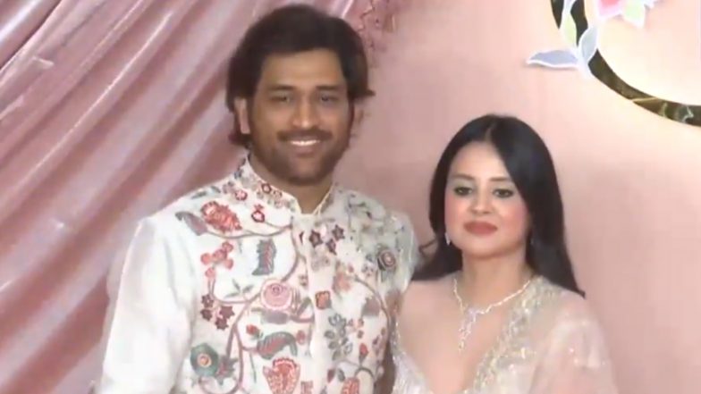 MS Dhoni, Wife Sakshi Arrive at Jio World Centre: एमएस धोनी, पत्नी साक्षी सिंह पहुचें जियो वर्ल्ड सेंटर, अनंत अंबानी और राधिका मर्चेंट की &lsquo;संगीत&rsquo; समारोह में हुए शामिल