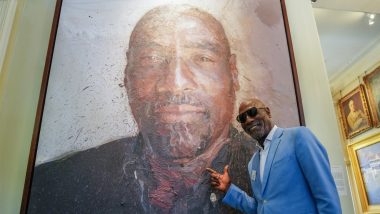 Vivian Richards Poses With His Portrait at Lord’s: इंग्लैंड बनाम वेस्टइंडीज पहले टेस्ट के दौरान विवियन रिचर्ड्स ने लॉर्ड्स में अपनी पोट्रेट के साथ खिंचवाई तस्वीर, देखें पोस्ट