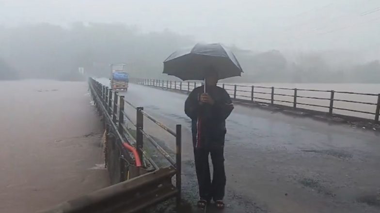 Ulhas River Video: उल्हास नदी बह रही है खतरे के निशान से ऊपर, ब्रिज को किया बंद, बदलापुर और आसपास के गांव को प्रशासन ने किया अलर्ट