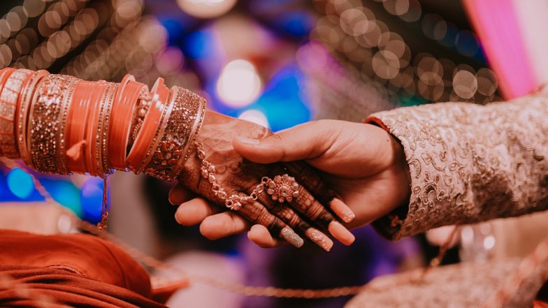 UP Shocker: बॉयफ्रेंड संग फरार हुई चार बच्चों की मां, घर में रखी नगदी-जेवरात भी ले गई अपने साथ- VIDEO