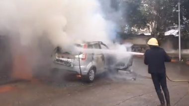 Pune Car Fire: पुणे के पद्मावती एरिया में खड़ी कार में लगी आग, फायर ब्रिगेड ने किया काबू-Video