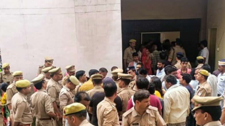 Hathras Tragedy: हाथरस सत्संग हादसे में जान गंवाने वाले सभी 121 मृतकों की हुई पहचान, मामले में अब तक 6 लोग गिरफ्तार- VIDEO