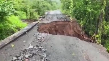 Ratnagiri: रत्नागिरी में बारिश से बह गई सड़क, नदी में गिरा मलबा, गांव के लोगों का आना-जाना हुआ बंद-Video