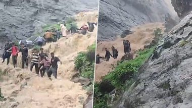 Anjaneri Waterfall Rescue Video: वन  विभाग के अधिकारियों को सलाम, महाराष्ट्र के अंजनेरी झरने में फंसे पर्यटकों को कुछ इस तरह मानव श्रृंखला बनाकर बचाया