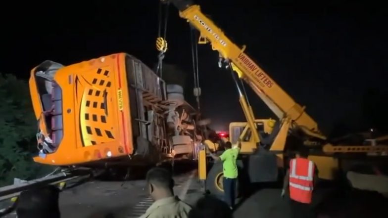 Maharashtra Road Accident: मुंबई एक्सप्रेस-वे पर भीषण सड़क हादसा, बस की ट्रैक्टर से टक्कर के बाद खाई में गिरी, 5 की मौत, 40 से ज्यादा लोग जख्मी- VIDEO