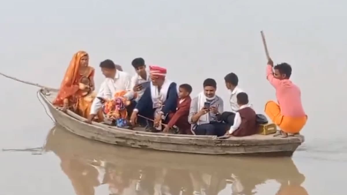 UP: बाराबंकी में अनोखी शादी! नाव पर सवार होकर बारात लेकर पहुंचा दूल्हा, देखने के लिए लोगों की उमड़ी भीड़- VIDEO