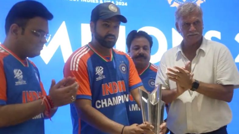 Rohit Brings Trophy to BCCI Headquarters: विक्ट्री परेड के बाद टी20 विश्व कप की ट्रॉफी लेकर मुंबई में बीसीसीआई हेडक्वार्टर पहुंचें भारतीय कप्तान रोहित शर्मा, देखें वीडियो