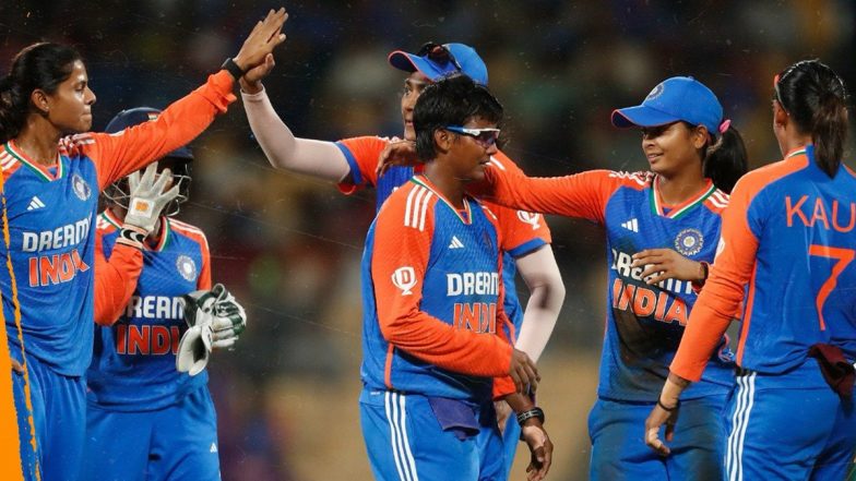 IND-W Beat SA-W 3rd T20 2024: भारत ने दक्षिण अफ्रीका पर एकतरफा जीत से बराबरी पर ख़त्म की टी20 सीरीज, गेंदबाजो के बाद सलामी बल्लेबाजों ने बरपाया कहर