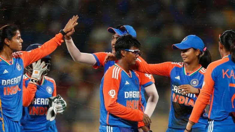 IND-W vs SA-W 3rd T20 2024 Live Score Updates: दक्षिण अफ्रीका की महिलाओं को लगा तीसरा झटका, दीप्ती शर्मा ने तज़मीन ब्रिट्स को भेजा पवेलियन
