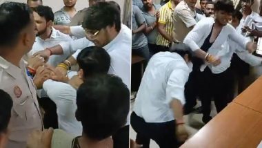 Delhi Court Brawl Video: दिल्ली के कड़कड़डूमा कोर्ट परिसर में वकीलों के बीच विवाद के बाद लड़ाई, जमकर चले लात-घूंसे (Watch Video)