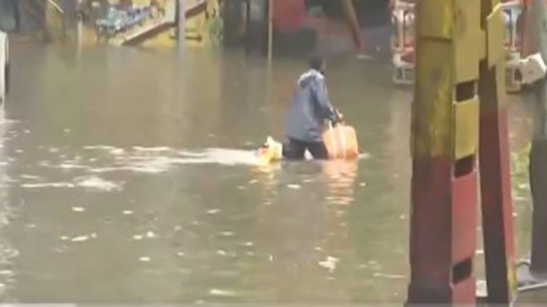 Mumbai Rains: मुंबई में भारी बारिश से सार्वजनिक परिवहन सेवा समेत लोकल ट्रेनों पर असर, निचले इलाकों में जलजमाव से लोग परेशान!