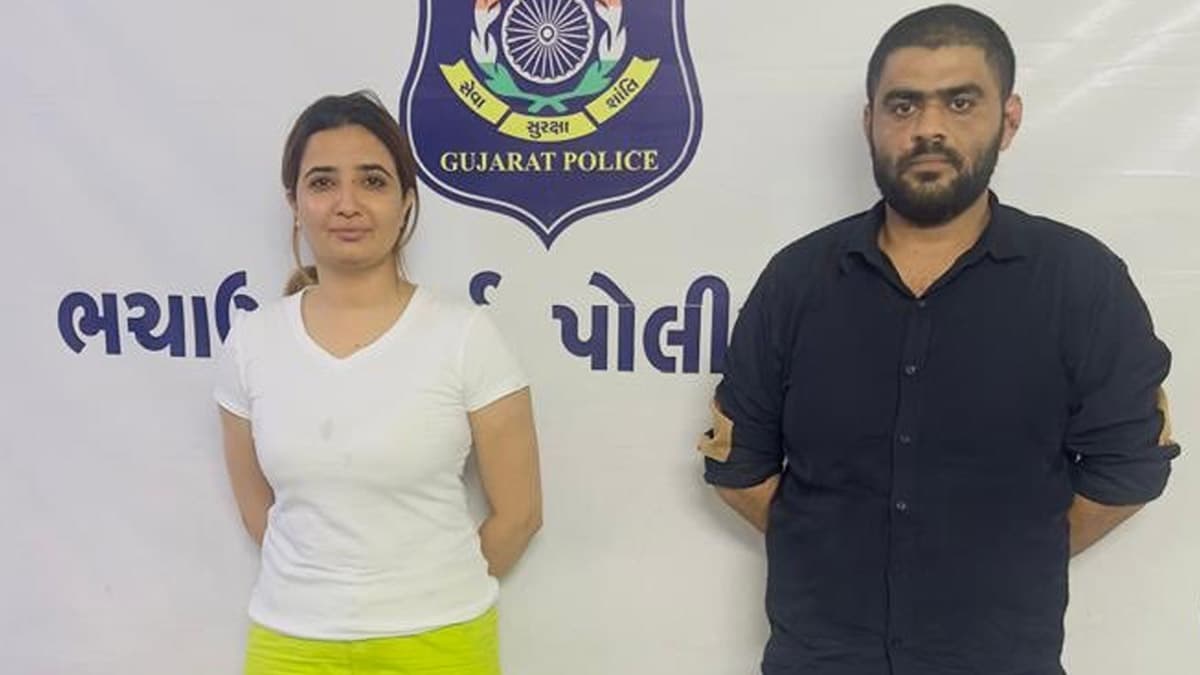 CID Constable Arrested in Liquor Smuggling: कच्छ में शराब तस्कर के साथ पकड़ी गई सीआईडी कांस्टेबल नीता चौधरी, पुलिस को की कुचलने की कोशिश