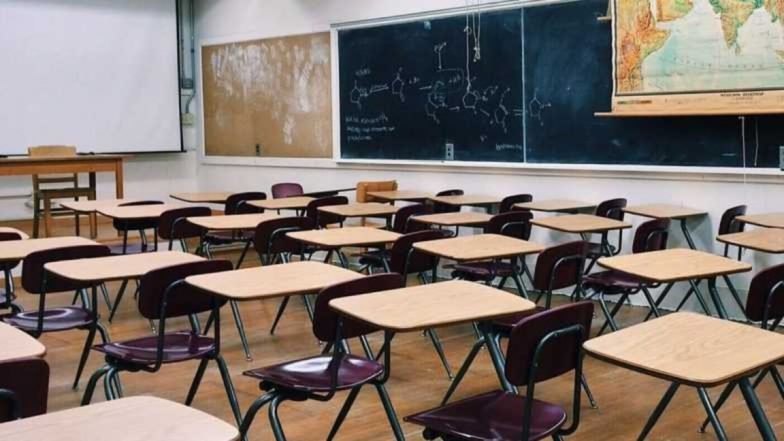 Sambhal News: मास्टर साहब मोबाइल में खेल रहे थे गेम, DM ने कर दिया सस्पेंड; यूपी के संभल जिले का मामला