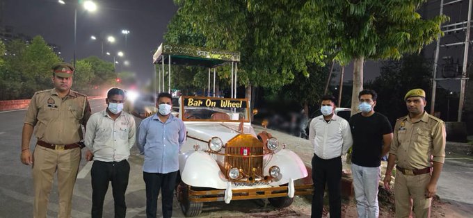 VIDEO: नोएडा में विटेंज कार को बार बनाकर सड़क पर बारातियों को परोसी गई शराब, पुलिस ने चार लोगों को किया गिरफ्तार