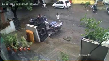 Monkey Attack Video: कोल्हापुर में बंदरों ने बच्चों पर किया हमला, छात्र गंभीर रूप से घायल, CCTV में कैद हुई घटना