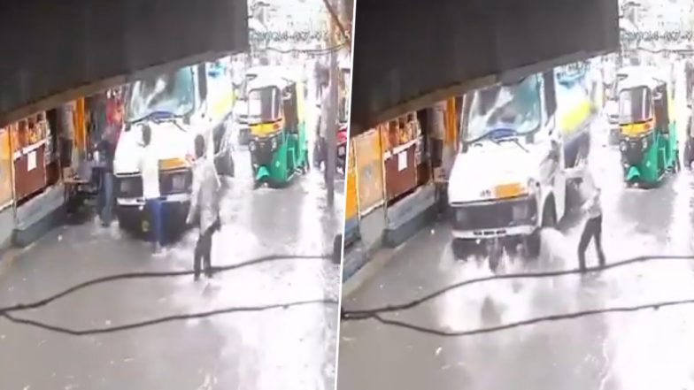 Delhi Shocker: दिल्ली में दिल दहला देने वाली घटना, पानी के छींटे को लेकर हुए विवाद में टैंकर चालक ने युवक को कुचला, मौके पर तोड़ा दम- VIDEO