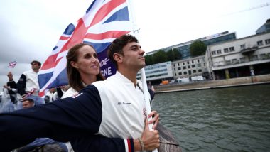 Britain Flag-Bearers Recreate Titanic Pose: टीम ग्रेट ब्रिटेन के ध्वजवाहक ने पेरिस ओलंपिक के ओपनिंग सेरेमनी में रिक्रिएट किया टाइटैनिक पोज़, फैंस ने दिया मजेदार रिएक्शन