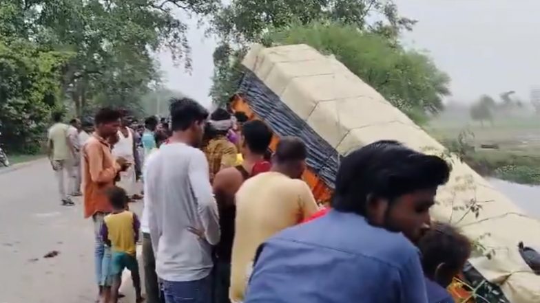 UP: सीतापुर में अनियंत्रित ट्रक पुलिया की रेलिंग तोड़ पानी में जा गिरा, निकालने की कोशिश जारी- VIDEO