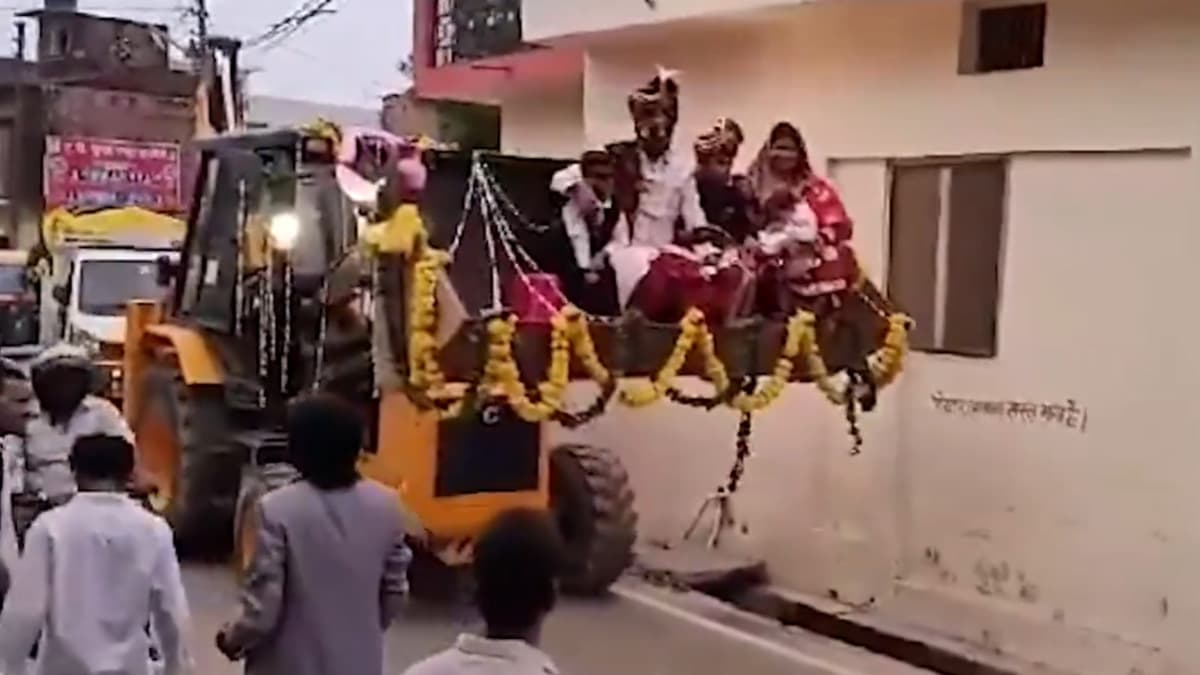 UP: सीएम योगी के फैन कृष्णा वर्मा की यूपी में अनोखी शादी, बुलडोजर पर सवार होकर निकाली बारात! देखने के लिए लोगों की उमड़ी भीड़- VIDEO