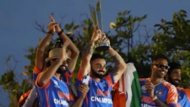 Virat Kohli Lifting Trophy: मरीन ड्राइव से विजय रथ पर सवार हुए चैंपियंस, विराट कोहली ने उठाई ट्रॉफी; देखें शानदार वीडियो