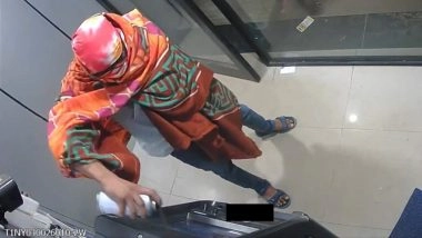 Video: ATM से 16 लाख रुपये की चोरी से पहले चोर ने CCTV को किया पेंट, Video आया सामने