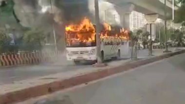 Noida Bus Fire Video: नोएडा में चलती बस में लगी भीषण आग, हादसे का वीडियो आया सामने