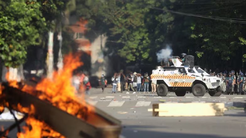 Nationwide curfew in Bangladesh: सरकारी नौकरियों में आरक्षण के खिलाफ छात्रों के हिंसक प्रदर्शन के बीच बांग्लादेश में राष्ट्रव्यापी कर्फ्यू की घोषणा
