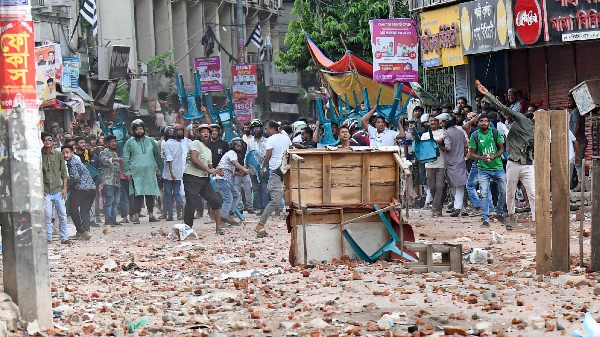 Bangladesh Violence Video: हिंसा की आग में जलता बांग्लादेश! आंदोलन में 7 छात्रों की मौत, पथराव-आगजनी के बाद पूरे देश में इंटरनेट बंद