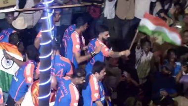 Virat Kohli Waving The Indian Flag: मरीन ड्राइव से विजय रथ पर सवार हुए चैंपियंस, विराट कोहली भारतीय झंडा लहराते हुए नजर आए