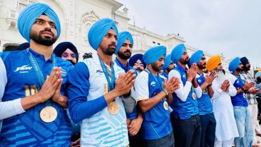 Indian Hockey Team Visits Golden Temple: भारतीय पुरुष हॉकी टीम रविवार के स्वर्ण मंदिर में की प्रार्थना, देखें वीडियो