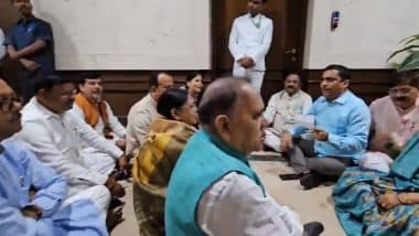 Jharkhand Assembly: झारखंड विधानसभा के निलंबित भाजपा विधायकों ने ‘बालू की दुकानें’ लगाकर किया विरोध प्रदर्शन