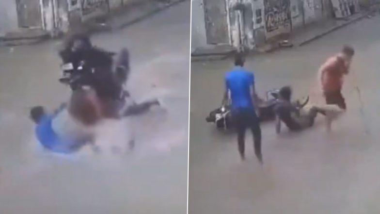 Video: बारिश के पानी में तेज रफ़्तार बाइक पर सवार युवक गिरे, दिल्ली की घटना का वीडियो वायरल