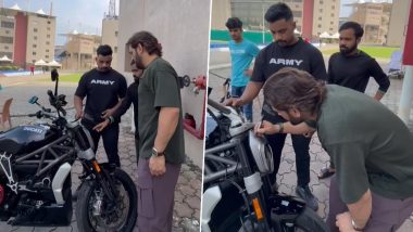 Dhoni Autograph On Bike: टीम इंडिया के पूर्व कप्तान MS धोनी ने फैन की मोटरसाइकिल पर दिया ऑटोग्राफ, देखें वीडियो