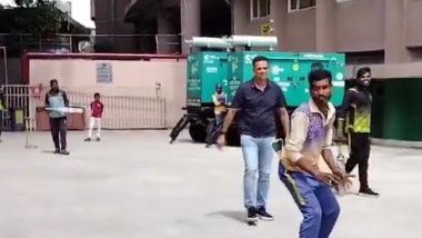 Rahul Dravid Playing Gully Cricket With NCA Ground Staffs: एनसीए ग्राउंड स्टाफ के साथ गली क्रिकेट खेलते दिखें टीम इंडिया के पूर्व हेड कोच राहुल द्रविड़, सोशल मीडिया पर वीडियो हुआ वायरल