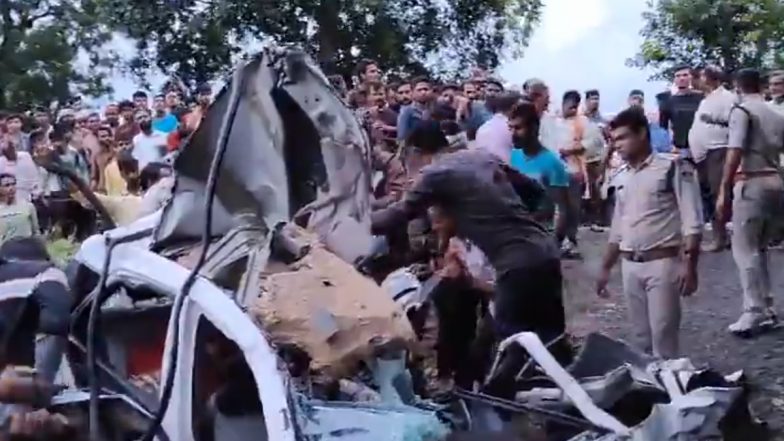 Sagar Road Accident: ट्रक और कार की टक्कर में पांच लोगों की मौत, मध्यप्रदेश के सागर में भीषण सड़क हादसा-Video