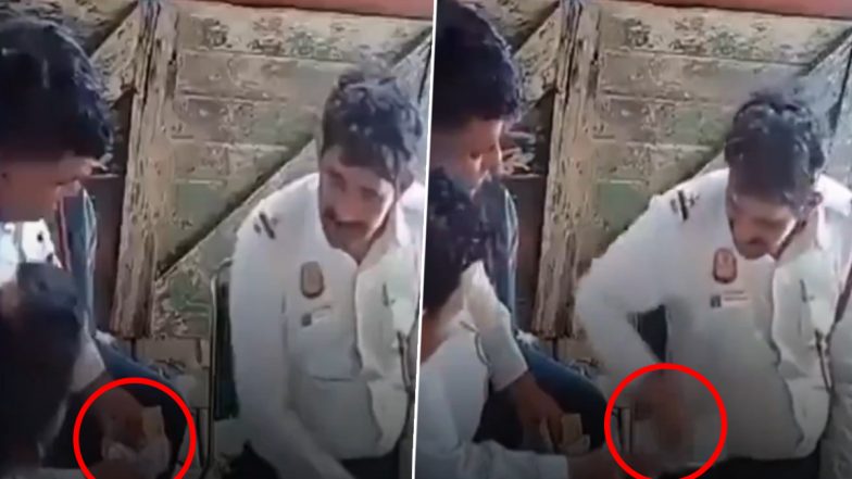 Video: दिल्ली के तीन ट्रैफिक पुलिसवाले रिश्वत के पैसे बांटते हुए कैमरे में कैद, हुए सस्पेंड