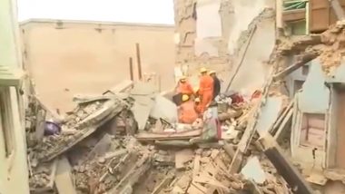 Varanasi House Collapsed: वाराणसी में काशी विश्वनाथ मंदिर के पास 2 मकान ढहे, एक महिला की मौत 7 को बचाया गया- VIDEO