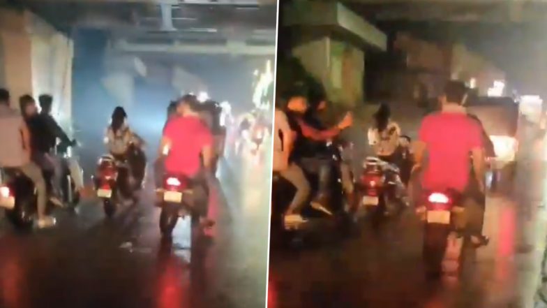 UP: आगरा में 5 बाइकर्स ने स्कूटी सवार लड़की पर की अश्लील टिप्पणी, बीच सड़क पर गाड़ी को मारी लात