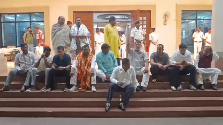 BJP-AJSU MLAs Protest: झारखंड विधानसभा से मार्शल आउट किए गए भाजपा-आजसू के विधायकों ने लॉबी में फर्श पर गुजारी रात, विरोध प्रदर्शन जारी