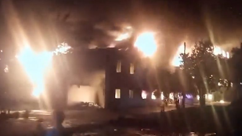 Belagavi Factory Fire Video: बेलगावी में सेलो टेप फैक्ट्री में लगी भीषण आग, तीन झुलसे