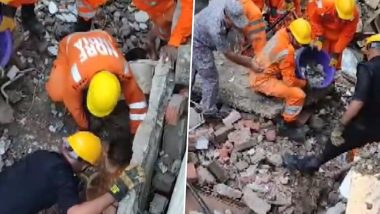 Varanasi House Collapsed: वाराणसी के चौक थाना इलाके में दो मकान गिरे, एक पुलिसकर्मी समेत 8 लोग मलबे में दबे-VIDEO