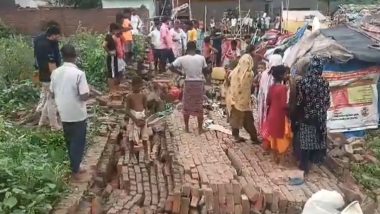 Greater Noida Wall Collapsed: ग्रेटर नोएडा के दादरी में बारिश के कारण गिरी दीवार, 2 लोगों की दर्दनाक मौत- VIDEO