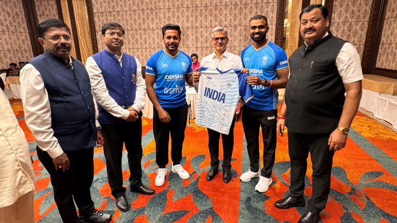 Indian Hockey Team: ओडिशा CM मोहन चरण माझी ने कांस्य पदक विजेता भारतीय हॉकी टीम को किया सम्मानित, एयरपोर्ट पर&nbsp;उमड़ी फैंस की भारी भीड़, देखें वीडियो