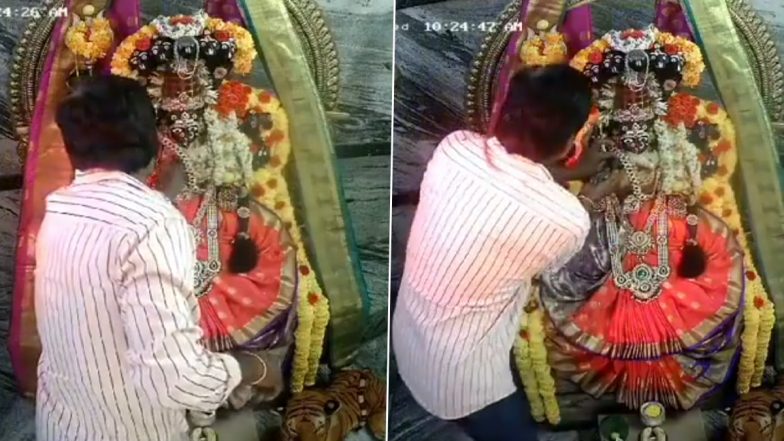 VIDEO: आंध्र प्रदेश के अन्नामय्या जिले में बटागंगम्मा मंदिर में चोरी,  शख्स ने पहले भक्त बनकर देवी के किए दर्शन, फिर गले से सोने की चेन चुराकर हुआ फरार