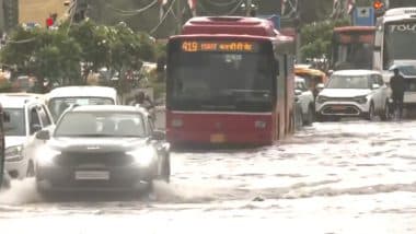 Mumbai Weather Update: मुंबई में बारिश के चलते कई इलाकों में जालजमाव, सड़कों पर पानी जमा होने से लोग दिखे परेशान; VIDEO