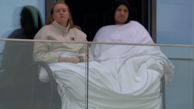 Fans Spotted Sitting With Blanket at Manchester: मैनचेस्टर के ठंडे मौसम की वजह से कंबल ओढ़कर इंग्लैंड बनाम श्रीलंका पहला टेस्ट देखते दिखें फैंस, देखें वायरल तस्वीर