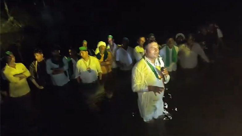 Muzaffarnagar News: मुजफ्फरनगर में किसानों ने पानी में खड़े होकर किया प्रोटेस्ट, हिंडन नदी में पुल बनाने की मांग की; VIDEO