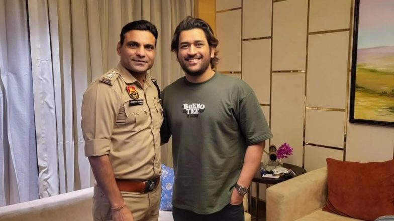 MS Dhoni Meets Joginder Sharma: क्रिकेटर से पुलिसकर्मी बने पुराने टी20 विश्व कप विजेता टीममेट्स जोगिंदर शर्मा से मिले एमएस धोनी, देखें वायरल वीडियो